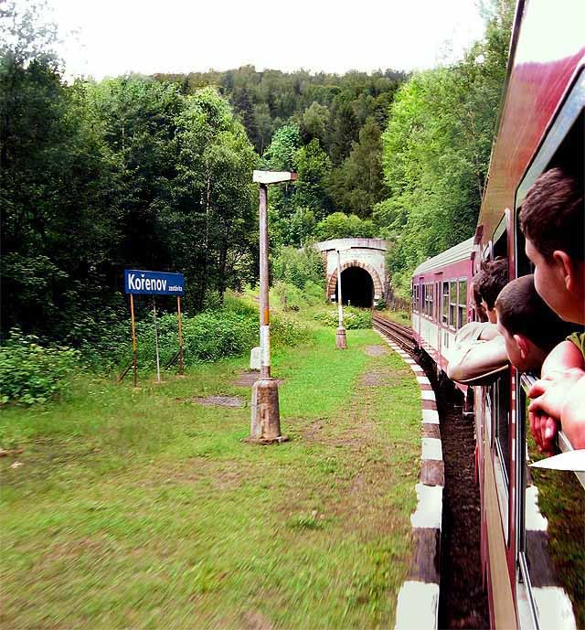 Kousek historie: Bude to už šest let, kdy jsme navštívili Jizerskou dráhu s táborem Bobří stopy. Tehdy nás do Harrachova dovezla přepychová rakev.