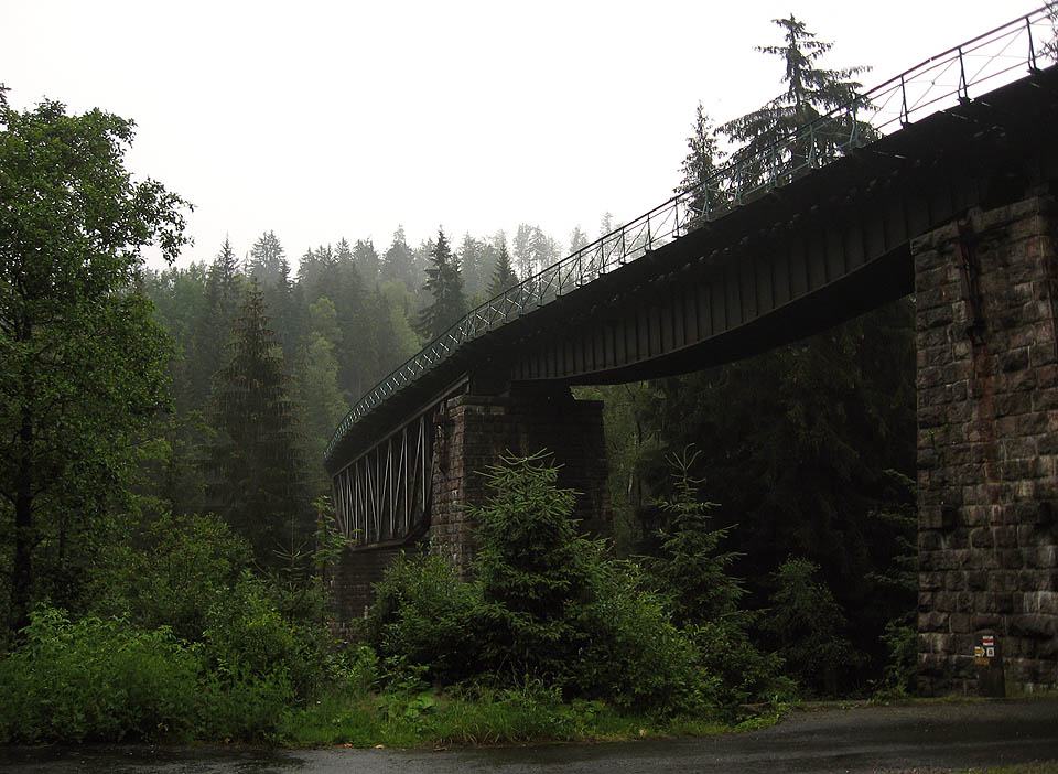 A ještě jedna historická: Jizerský viadukt od stejnojmenné řeky. Tady kdysi dráha překračovala hranici. Nejprve prusko-rakouskou, posléze polsko-českou.