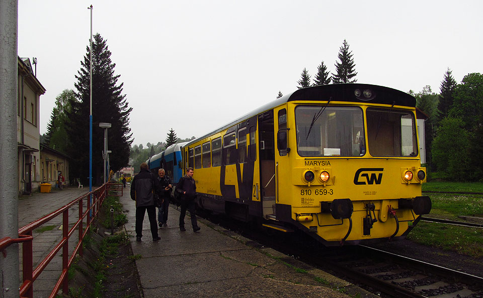 Sobota, 7 ráno. Normální člověk by spal, my už jsme v Kořenově a přesedáme do Marysji společnosti GW Trains Regio.