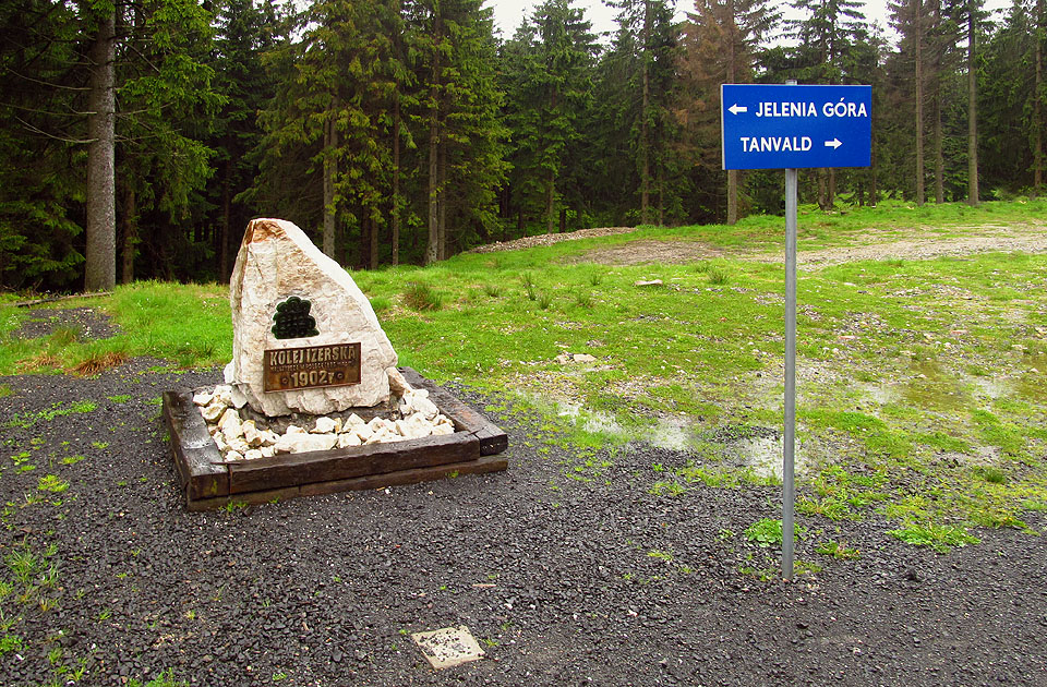 V sedle u zastávky Szklarska Poręba Jakuszyce je nejvyšší bod na polské železniční síti (886 m n. m.). Odsud už můžeme jen klesat.