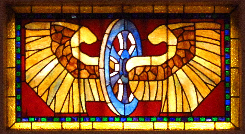 Vitráže na nádraží ve Szklarské Porębě připomínají kostel. Nádraží je dobře udržované a relativně čisté.