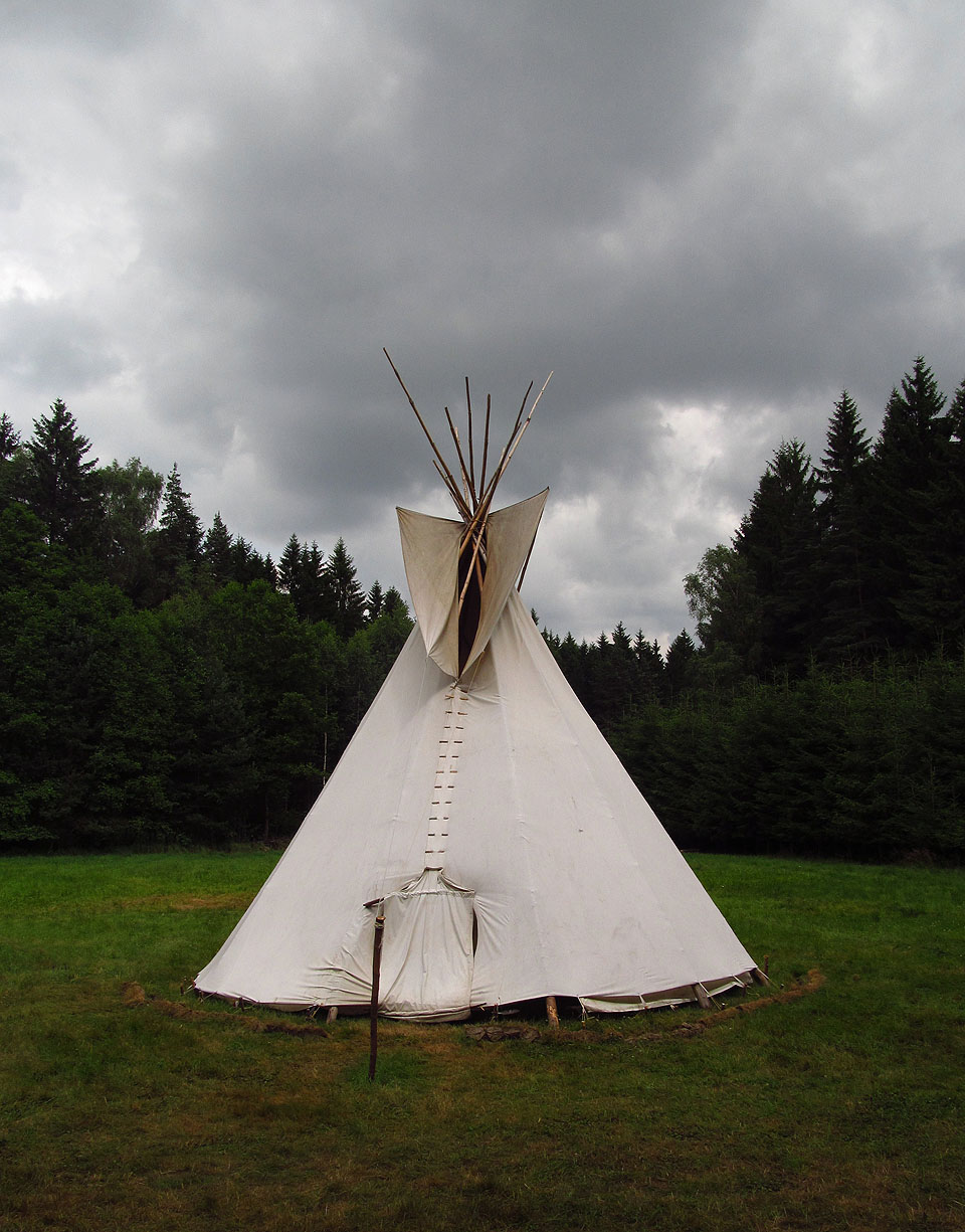 V půli tábora se ale přecejenom na chvíli vracíme - pohlídat tábořiště osiřlé po dobu dvoudenňáku před zloději a bouřkou.