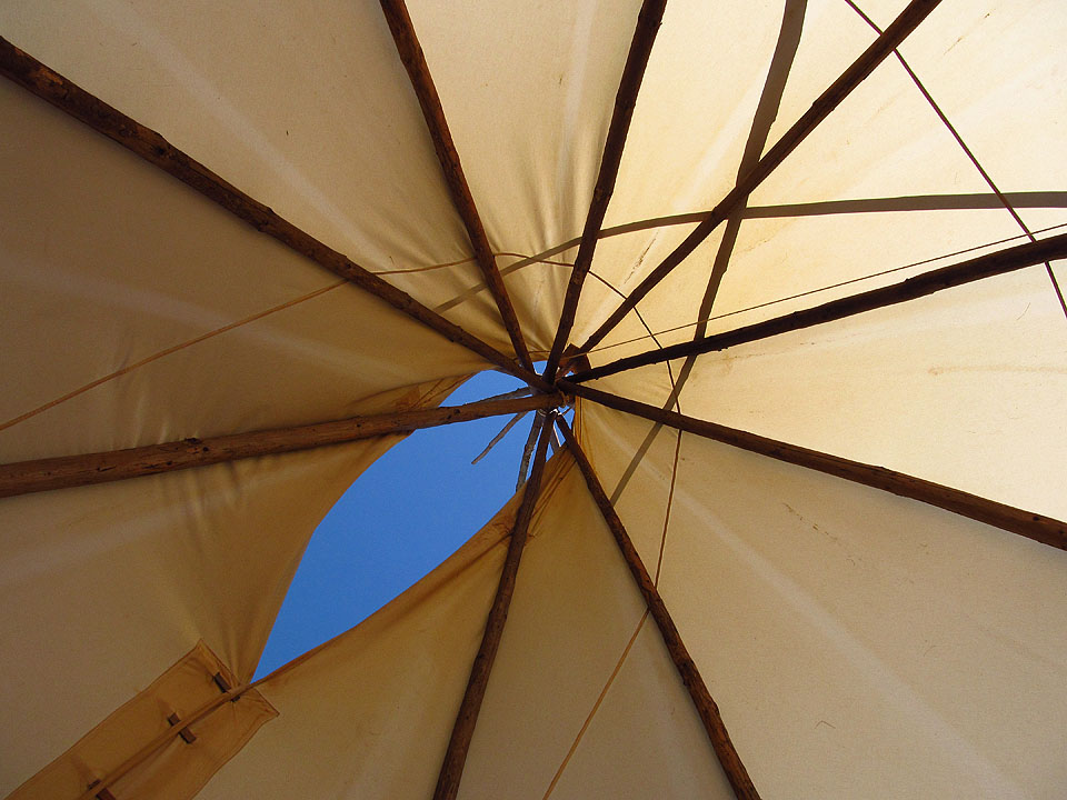 Pohled po probuzení v týpí dává tušit, že se nám to podařilo. Už zase je krásně.