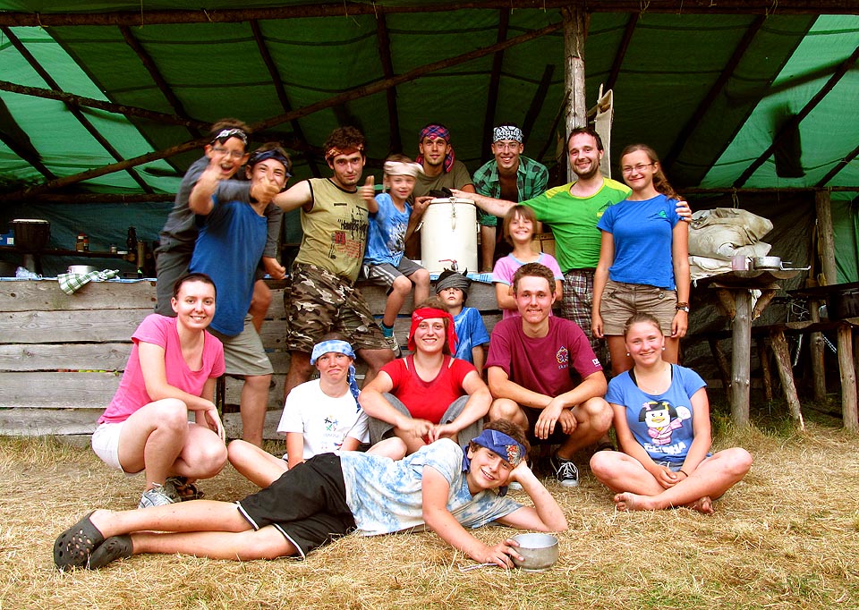 Samozřejmě došlo i na tradiční fotbálek mezi týpky a po něm jsme vypili várnici. Chvíli to trvalo a tak na společnou fotku už jaksi zapadlo sluníčko…