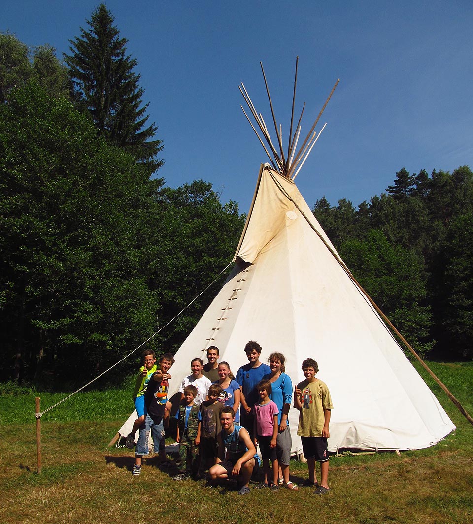…na společnou fotku táborníků zase svítilo až moc. Ahoj za rok!