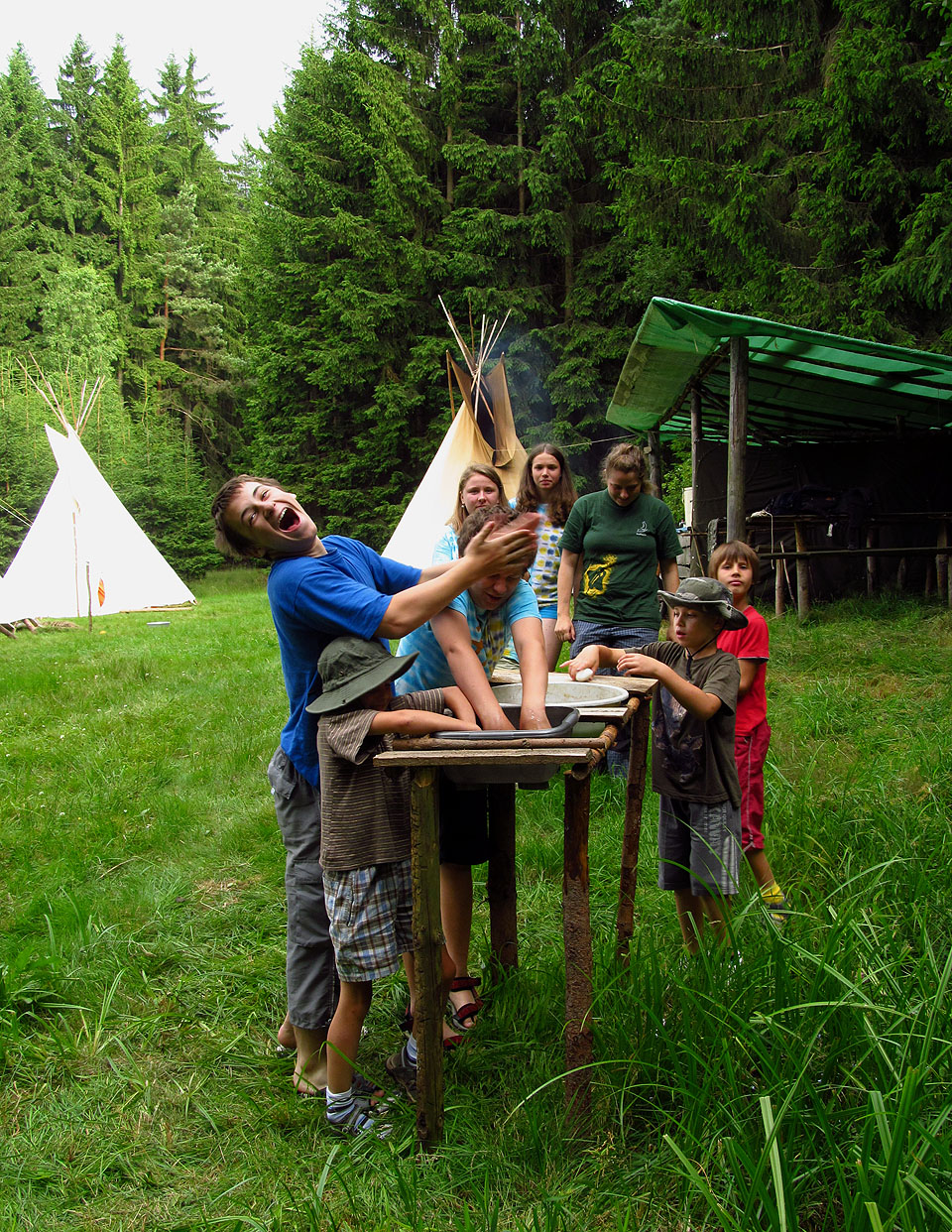 Těžko říct, jak Drobek tu umývárnu postavila, faktem zůstává, že na žádném z táborů Bobří stopy si účastníci nemyli tak rádi ruce jako letos.