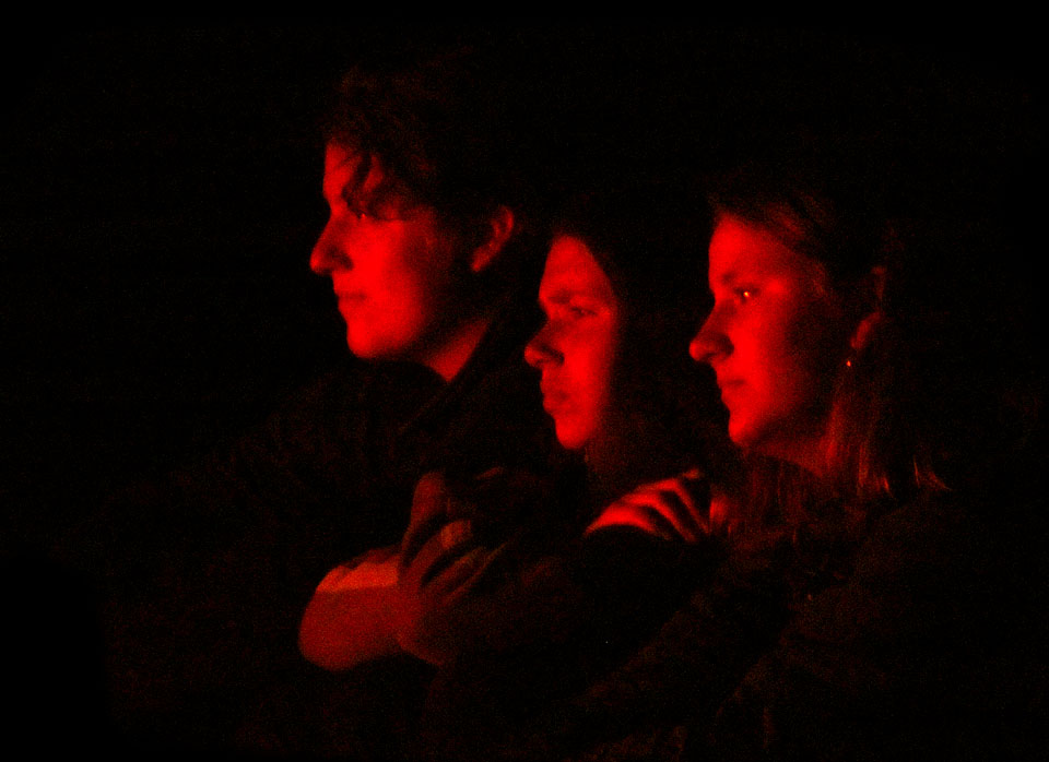 Zamyšlené pohledy jsou plné očekávání, jaké to letos bude. Po letech se táboníci opět vydávají do Asie, tentorkát do Nepálu, aby pomohli s osvobozením dosud neznámého národa žijícího v nitru hor.