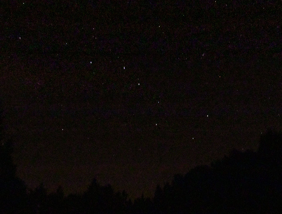 A když oheň dohoříval, vyhoupl se nad obzorem velký vůz.