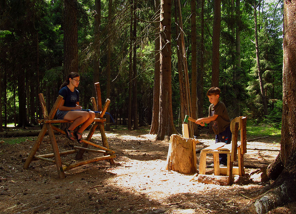 Součástí úvodní rozdělovací hry bylo také sekání dřeva na čas, se kterým se výborně poprali i nejmenší táborníci.