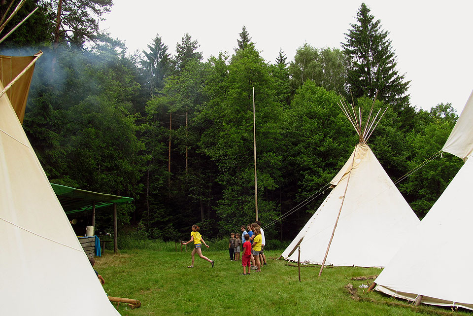 Losování banánů na první táborovou svačinu, ještě před vztyčením vlajky.