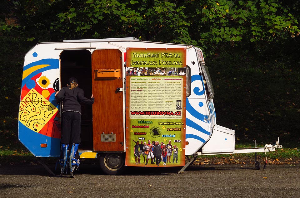 Třetí série karavanních výjezdů začíná v Těrlicku, kde bydlí kamarád Romain. Zdánlivě deštivé počasí mizí a tak se na místním hřišti stáváme středem zájmu mnoha dětí, rodičů i důchodců z protějšího domova.