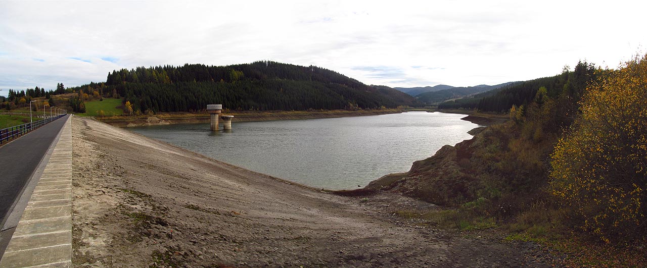 Hráz prochází rekonstrukcí a možná právě proto je stav hladiny výrazně snížen. Vzpomněl jsem si, jak jsme v rozporu se zákazem <a href=index.php?stranka=Nahfoto/nahfoto.php&cislofotky=74jut>tábořili na břehu přehrady v roce 2006</a>.