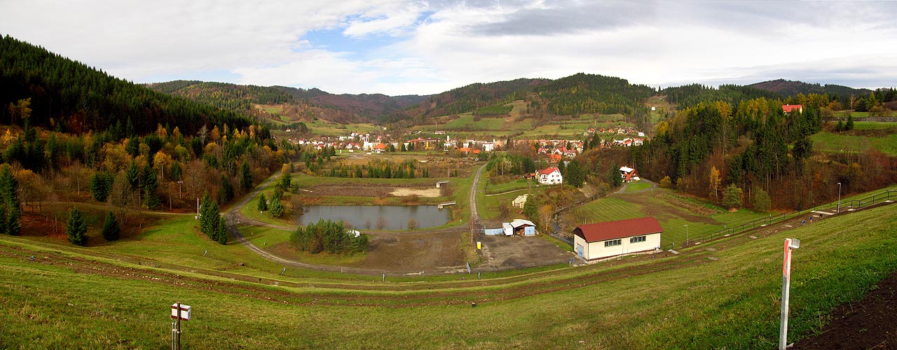 V barvách končícího října je Valašsko snad úplně nejkouzelnější. Nebýt karavany, rozběhneme se po stráních a pastvinách do chladnoucích údolí a na prosluněné hřebeny hor.