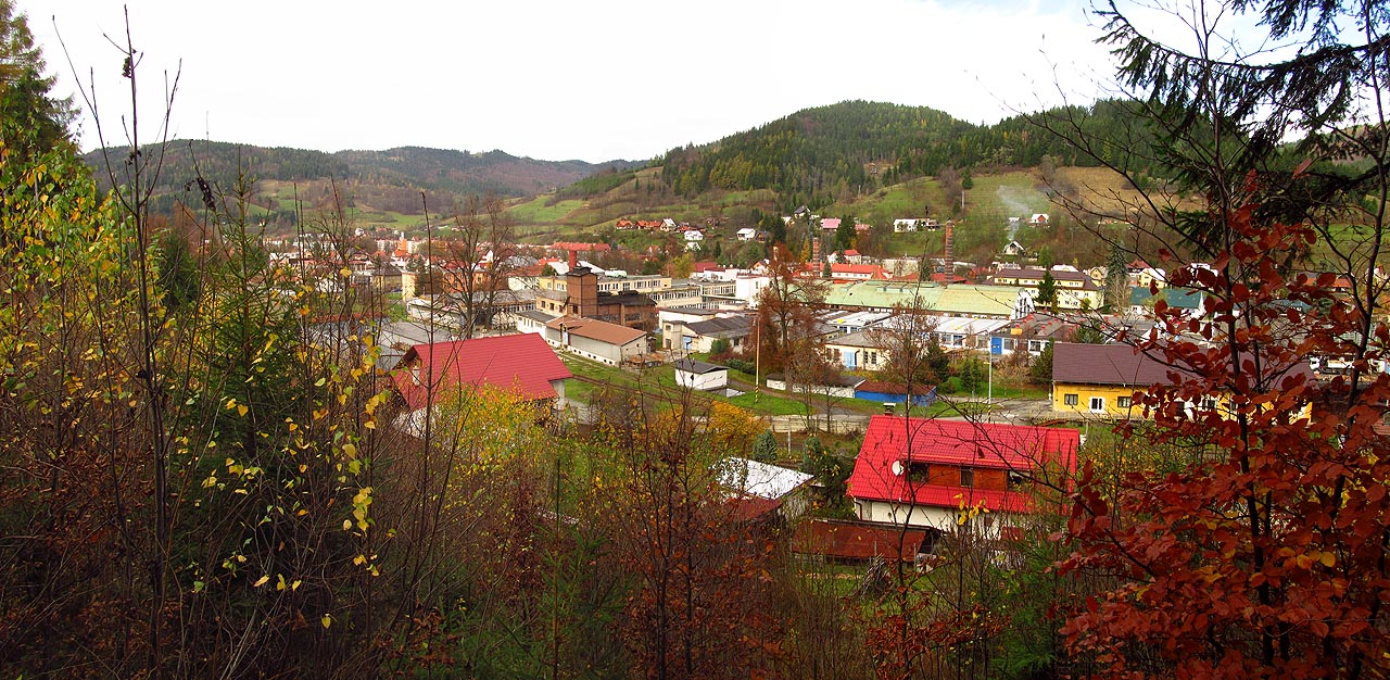 Sklárnu v Karolince i s železniční vlečkou si lze krásně prohlédnout z protějšího svahu. Po úplném zastavení výroby v 0. letech je nyní opět se zlomkem původního počtu zaměstnanců v provozu pod značkou Crystalex s vývozem především do Ruska.