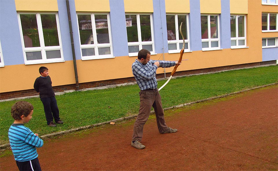 Ti zatím za školou trénují střelbu z luku a při tom přesvědčují děvčata i chlapce, že to pravé, co v životě potřebují, je založit si klub.