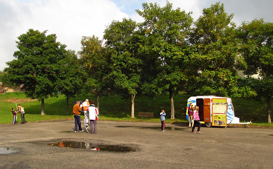 Luk a skákací boty sklidily úspěch nejen u dětí, ale také u klientů domova důchodců naproti.