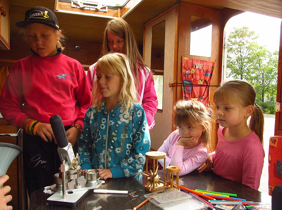 Výroba odznaků na našem novém stroji zaujala všechny účastníky. Kdybychom chtěli, mohli jsme na něm slušně vydělat.