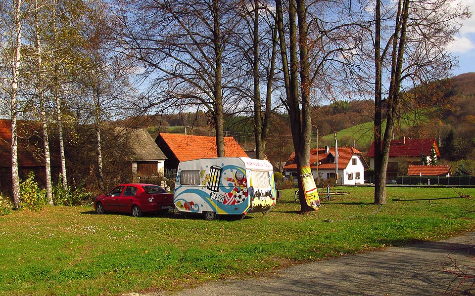O měsíc později přijíždíme s karavanem na Valašsko. Začíná nejbarevnější víkend roku a z kopců okolo fouká voňavý podzimní vítr.