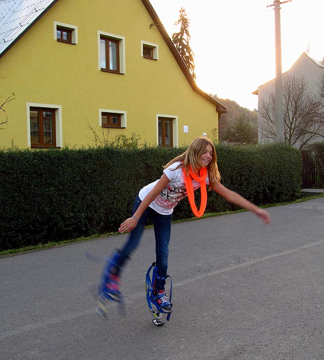 Slečna z Hovězího se na skákacích botách dala rovnou do tance.