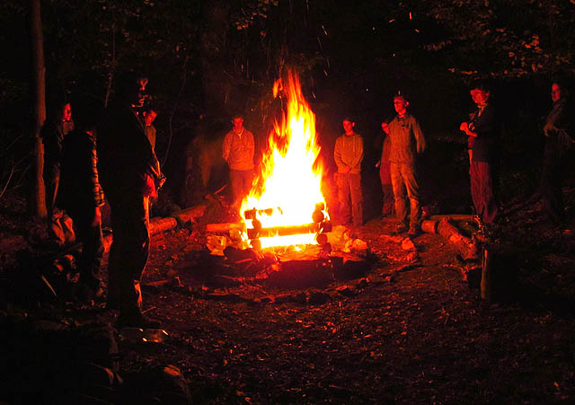 Večer vzplál výroční oheň. Je tomu již 22. let od chvíle, kdy jsme po vzoru Rychlých šípů založili v Adamově klub nazvaný později Orion. Dnes se nás sešlo patnáct, abychom si ty chvíle připomněli. V rozsedlině mezi skalami se rozezvučela kytara a písničky se nesly nad hladinou jezera.