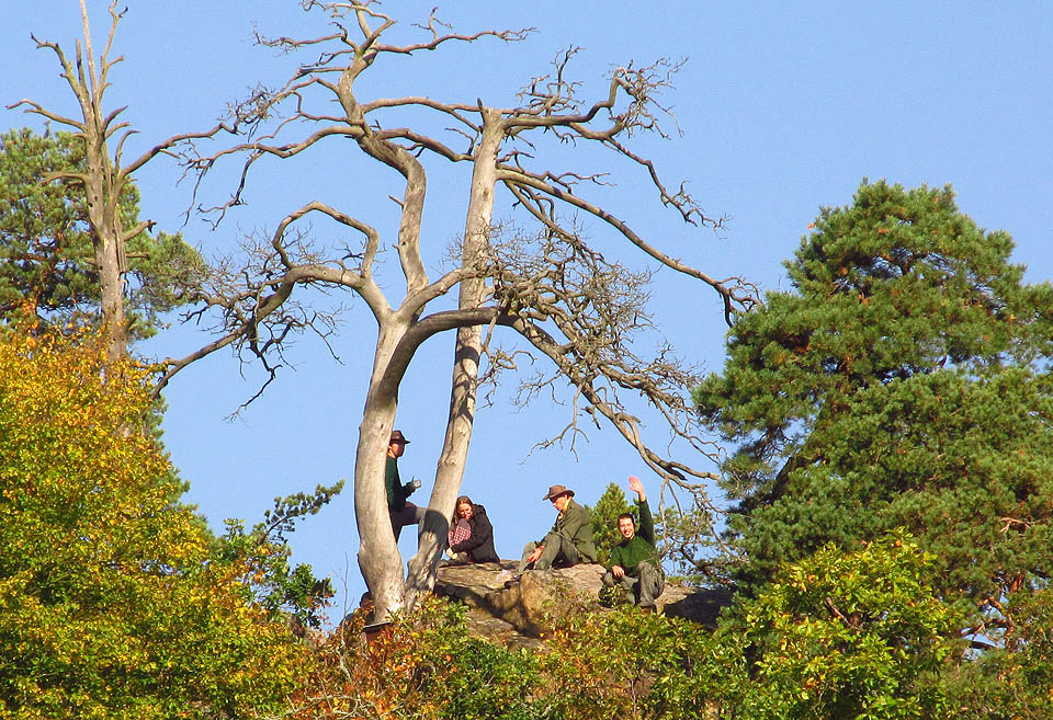 V neděli ráno se naše cesty opět rozdělily. S Očihim a Drobkem jsem zamířil na člunu po proudu řeky, dnes ukryté na dně přehrady s úmyslem doplout co nejdál.