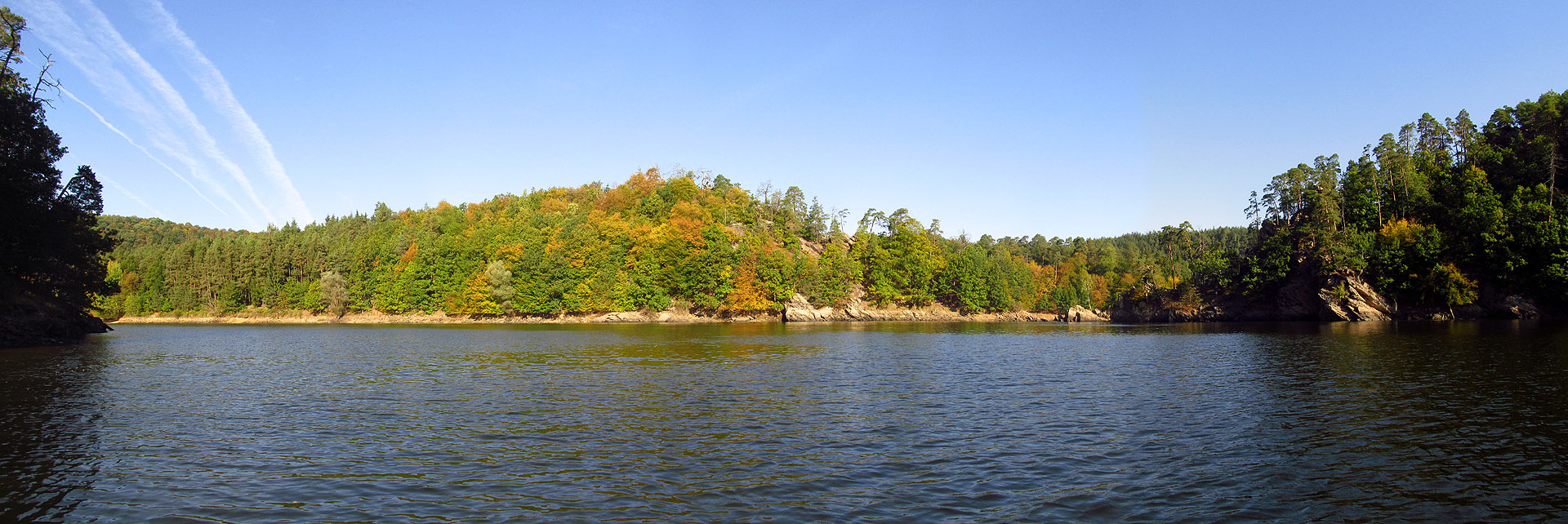 Ostrov Kozlov jsme opustili již jen ve třech, zanechávajíce za sebou na větvích jeho stromů nejhezčí barvy přicházejícího podzimu.