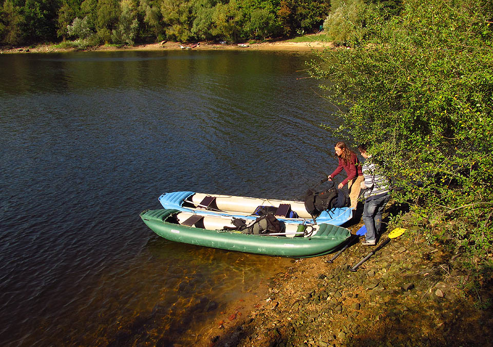 A znovu vyplouváme se svým katamaránem vstříc neznámým končinám.