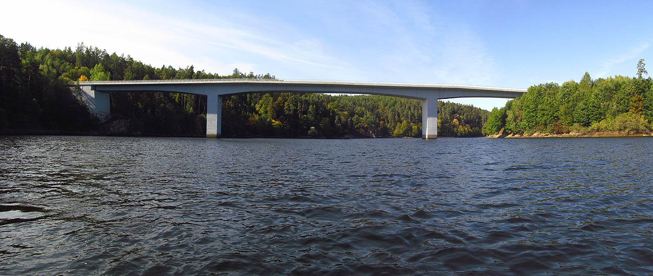Za hartvíkovickým mostem se do nás opřel silný protivítr. Pádlování nám dalo zabrat, bojovali jsme s povětřím o každý metr a někdy nás dokonce zahnalo zpátky proti směru plavby.
