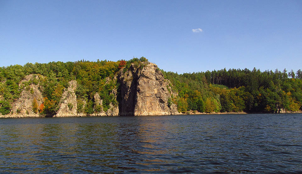 Wilsonova skála se do první světové války jmenovala Kufštejn, posléze pevzala jméno amerického prezidenta Wilsona. Do doby napouštění přehrady (1978) byla centrem trampského života v údolí a současně s výškou přes sto metrů jeho skalní dominantou. Dnes je spodní polovina skály zatopená a romantická tábořiště pokrývá na dně bahno.