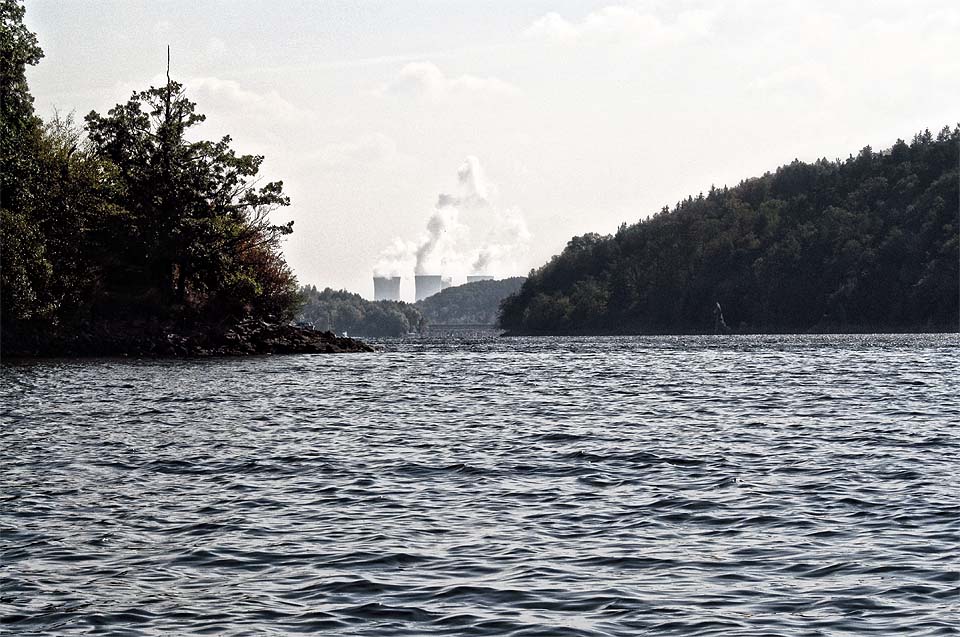 Dva a půl kilometru před hrází se poprvé plavcům zjeví chladící věže dukovanské elektrárny. Divoce přírodní ráz krajiny se mění. Ubývá skal, je slyšet stroje, nad vodou se vypíná jediný hotel a všude okolo jsou přístaviště a vodní díla související s elektrárnou.