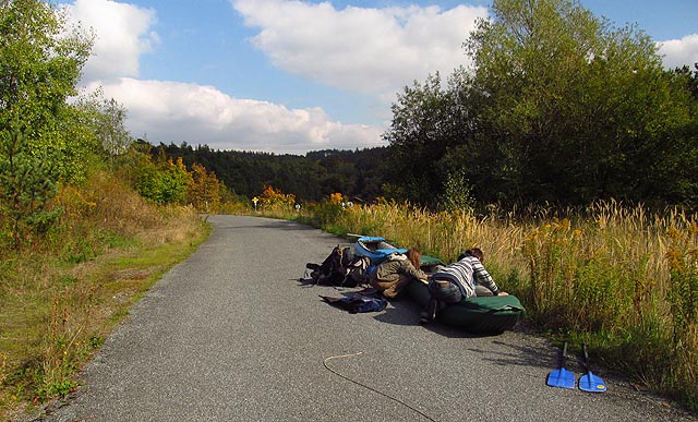 V kraji Vysočina o víkendu nejezdí autobusy, proto se dnes musíme dostat až do Mohelna, kam zajíždí integrovaná doprava jihomoravská. Stopem to bude rychlejší, proto na hrázi balíme lodě.