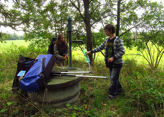 Žízeň hasíme u studny v opuštěné zahradě za Kramolínem - vodu z přehrady jsme se pít neodvážili.