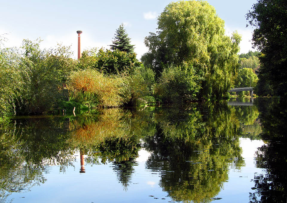 Místy vypadalo okolí řeky spíše jako podzimní park.