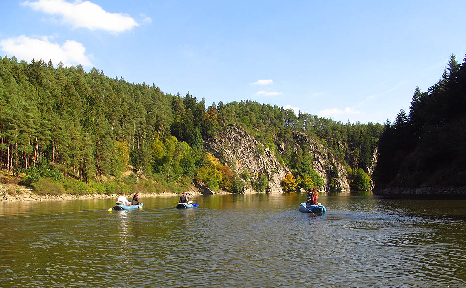 Vplouváme na hladinu Dalešické přehrady.