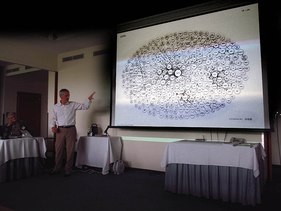 Celkem se konference zúčastnilo přes 100 přednášejících a posluchačů. Na snímku Andrea Rizzoli jako keynote speaker představuje uvítací příspěvek Advances in Software Systems for Environmental Decision Making.