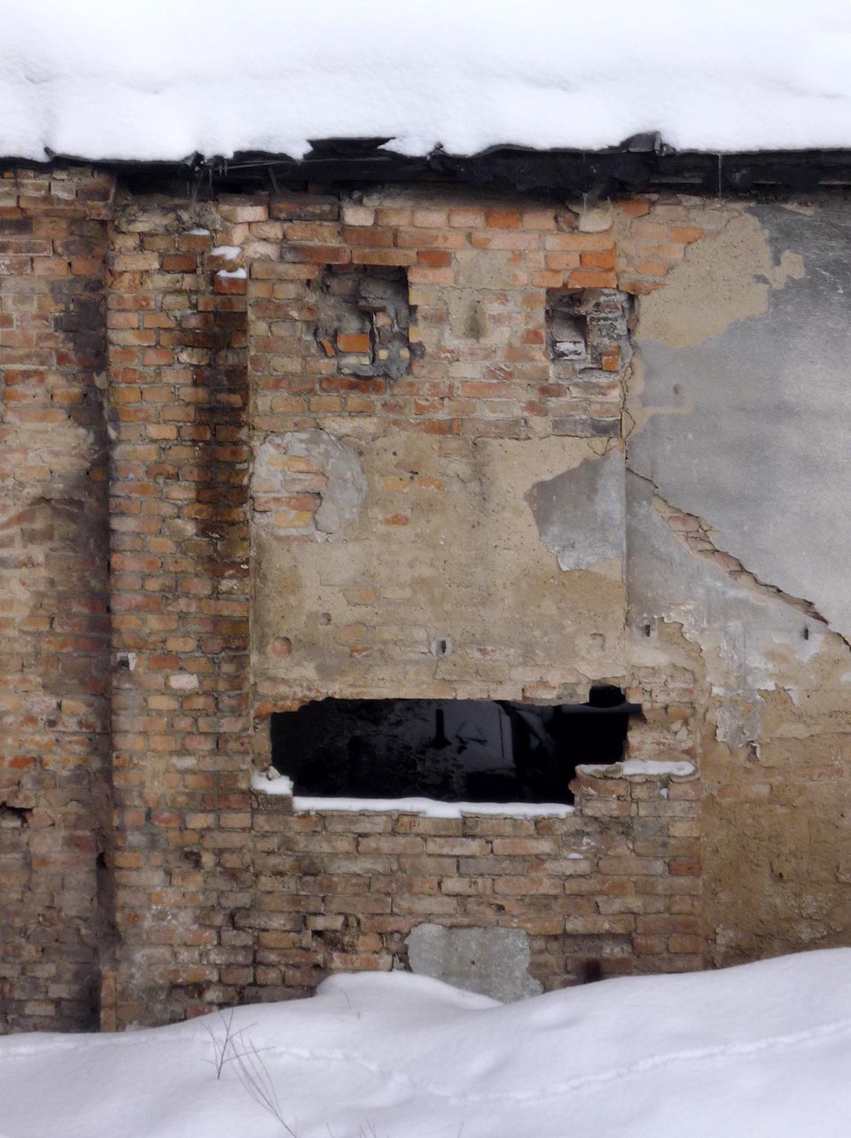 Němý pohled rozdrásané zdi jako by se pokoušel vyslovit jediné slovo. S vyčítavým a přesto nechápavým úsměvem, slyšíme z továrních úst bolestné: „Proč?“.