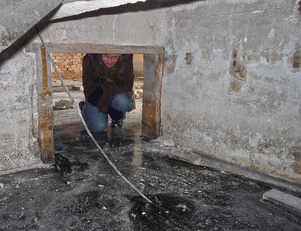 Spodní patra zalila voda, která v místnostech zmrzla. Mohli jsme se tak procházet těsně pod stropem a koukat na opuštěné dílny z ptačí perspektivy, jako by je někdo zalil do skla v okamžiku odchodu poslední směny.