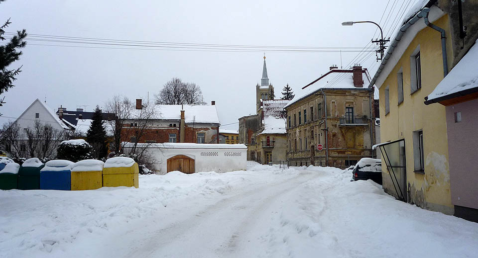 Mohutná vrstva sněhu milosrdně ukryla některé známky rozkladu. V urputných mrazech město ztuhlo a život z jeho ulic vymizel.