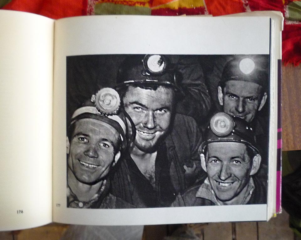 Fotokniha Rytmy i barwy Śląska o rozkvětu polského příhraničí, plná usměvavých horníků, dělníků, železničářů a žen s bizarními účesy 60. let 20. století, už nemá komu vlévat do žil budovatelský optimizmus. Zanedlouho sama zplesniví a opustí svět současně s výdobytky éry, o které pojednává. Jsou stejné věci na obou stranách státní hranice.