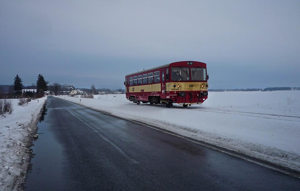 Odjíždíme opět vlakem, tentokrát ze zastávky Velká Kraš zastávka, která je na půli cesty. To jsme ještě netušili, že místní dráha zanedlouho zmízí z jízdního řádu.