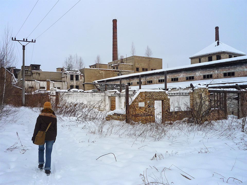 Vstupujeme do areálu a ničíme neporušenou sněhovou pokrývku. Plni očekávání a připraveni na zklamání.