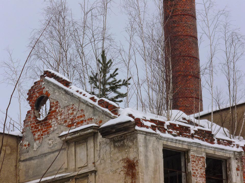 Mementa továrních hal jako by místy připomínala fragmenty antických chrámů, které se dotkly věčnosti..