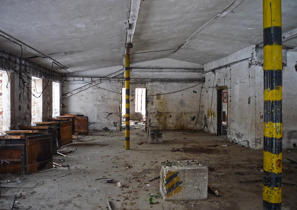 Omšelé dílny, které vypadají, jako by z nich dělníci odešli včera.