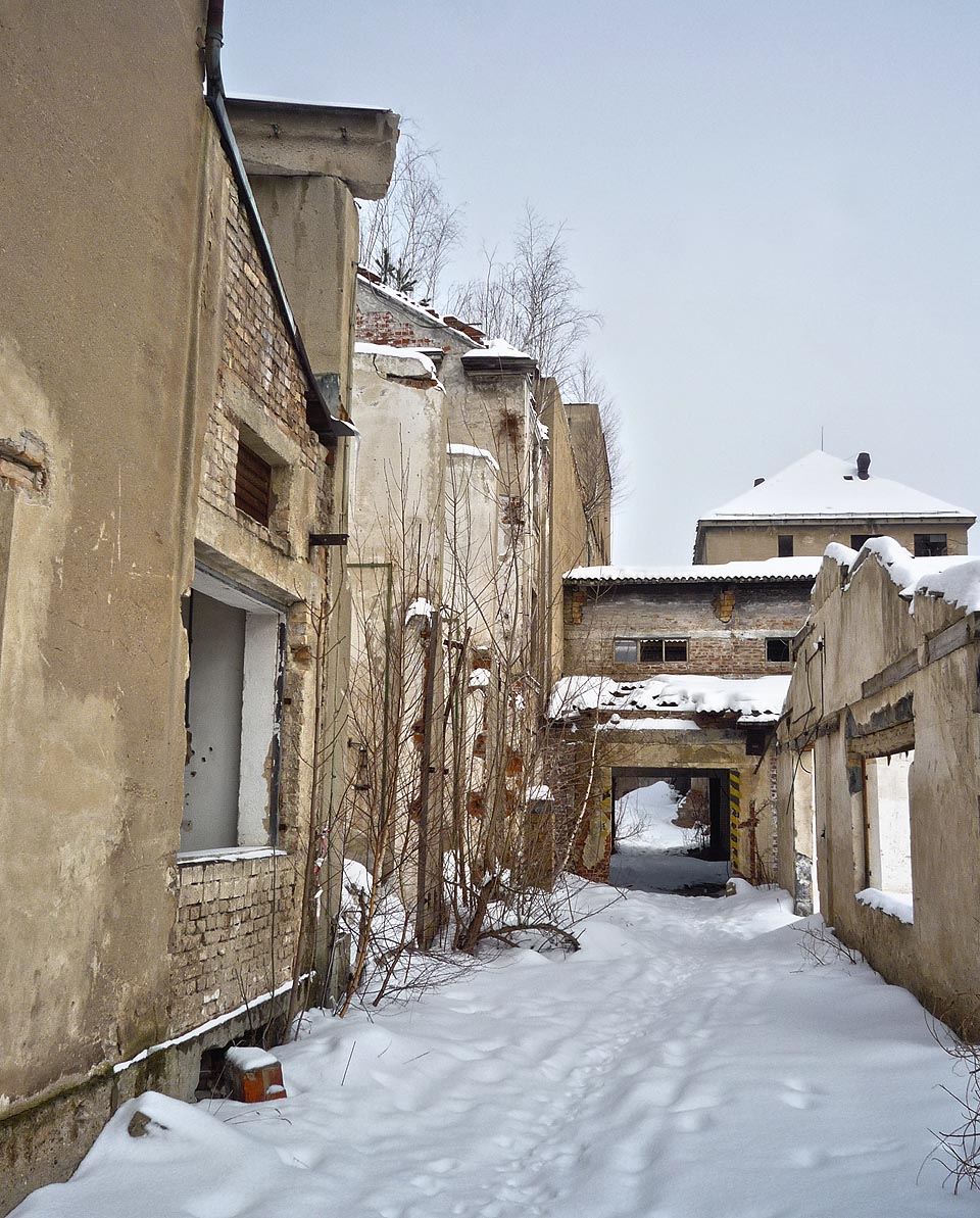 V rozlehlém a spletitém areálu šamotky je hodně, co prozkoumávat.