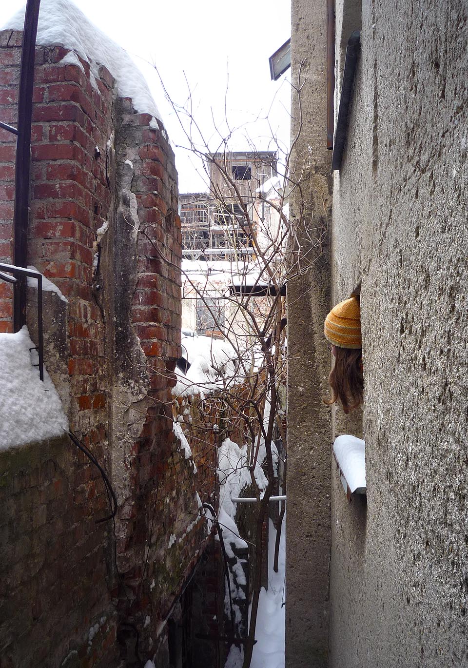 Tudy cesta nevede. Trosky jsou sem tam vklíněny mezi budovy, část střech se zbortila, některé cesty jsou nebezpečné.