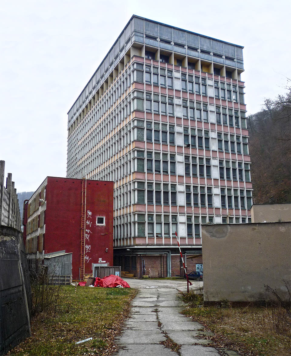 To je ona - desítka, nejvyšší budova ve městě, která však stojí odstrčená na jeho samotném dně.