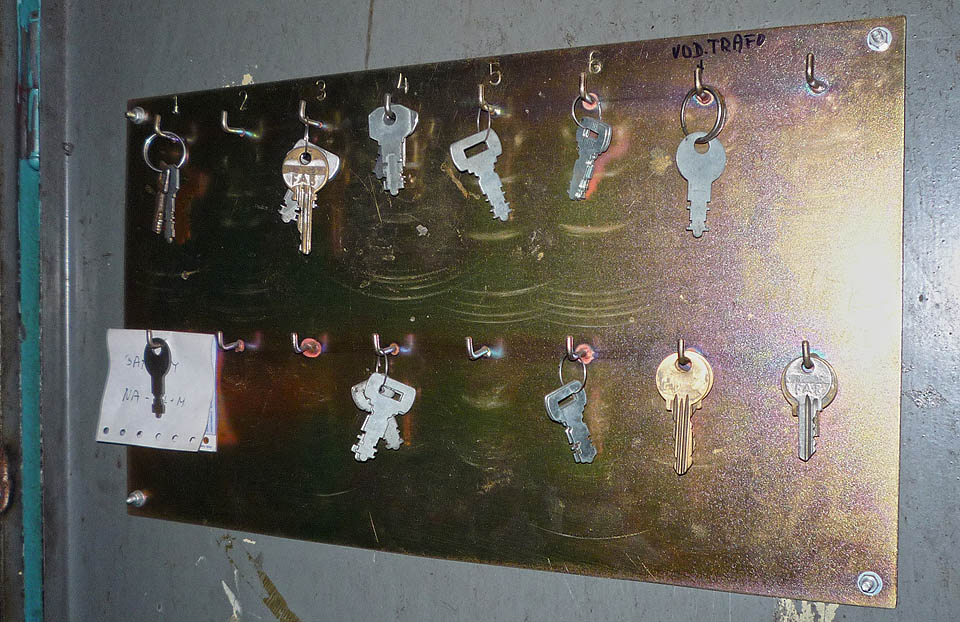 Necháme si jen zdát, kam všude bychom se se zásobou klíčů ze 4. patra dostali. Držíme se ale zásady na nic nesahat.