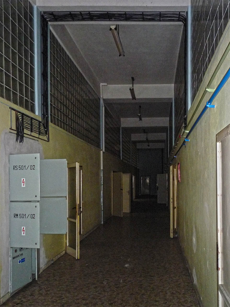 Chodby jsou tiché, čisté a prázdné. Cítíme tíseň z prázdnoty a současně obavy z toho, že tu přecejenom na někoho narazíme.