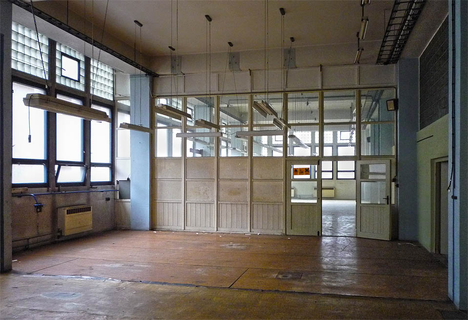 Tak sem chodili každý den rodiče spolužáků; místnosti, které přes den kypěly životem dnes jen vzpomínají na ruch svých zaměstnanců. Jejich osud je však již daleko. 