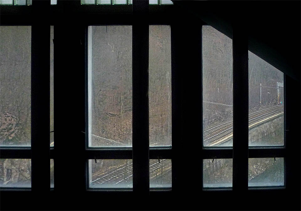 Největší povyražení ve ztichlé budově je, když jednou za čtvrt hodiny zaduní pod okny vlak.